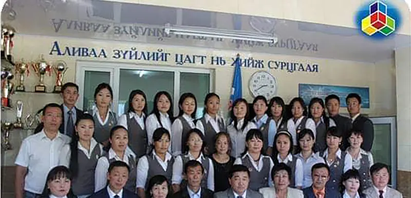Сургуулийн танхимд бүлгээрээ зургаа авахуулж буй Оюунлагийн багш, ажилтнууд