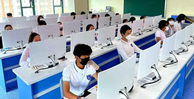 Эгнээ цагаан iMac компьютер дээр ажиллаж буй сурагчид